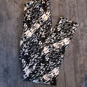 Shosha black and white patterned leggings size S.